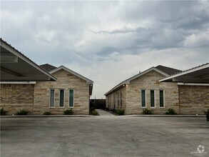 Building Photo - 4902 N Hiawatha Dr