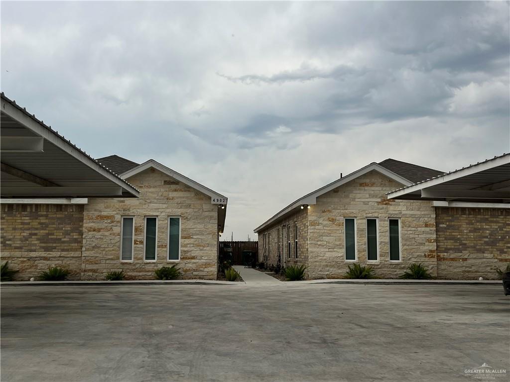 Primary Photo - 4902 N Hiawatha Dr
