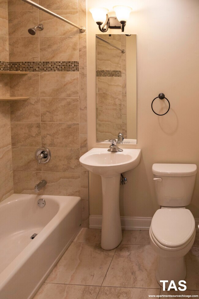 Foto del edificio - 2555 W Logan Blvd