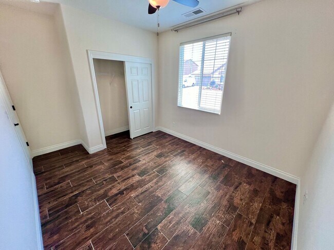 Foto del edificio - $2,350 Bullard & Locan, 3 bedroom - Wrenwo...