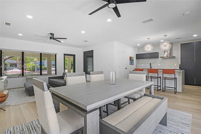 Foto del edificio - 811 NE 17th Ct