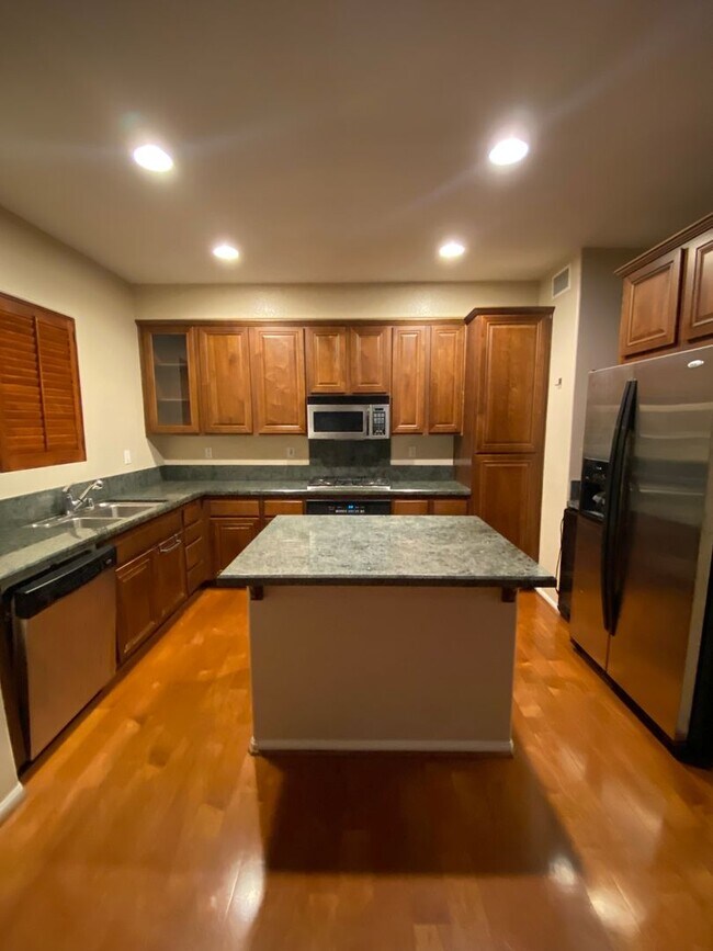 Foto del edificio - Luxury Tri-Level Townhome – Terraces at Es...