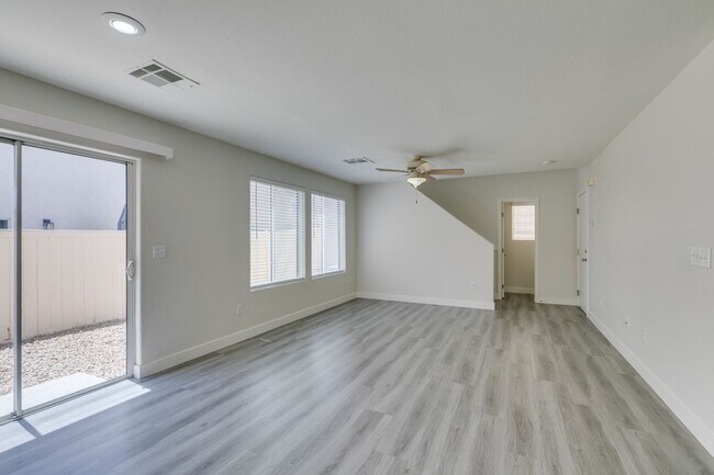 Building Photo - NEWLY UPDATED 4 BEDROOM HOME IN THE SOUTHWEST
