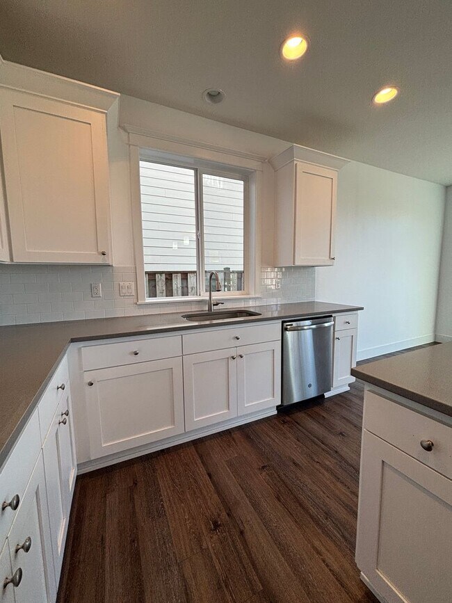 Foto del edificio - 2 Story Home in the Desirable Columbia Estates Development