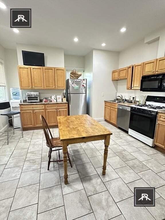 Foto principal - 6 bedroom in Brighton MA 02135