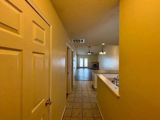 Foto del edificio - 310 Evans Lake Way