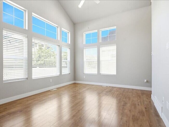 Building Photo - Herriman Lovely 3 bed, 2.5 bath Townhome