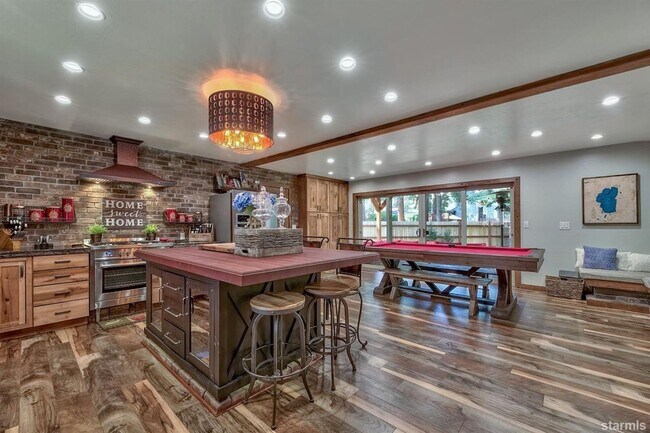 Foto del edificio - Beautiful 4Bd home with a hot tub avail. f...