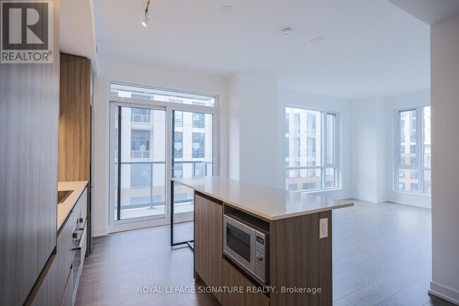 Photo du bâtiment - 7950-7950 Bathurst St