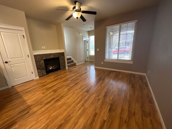 Foto del edificio - NE 3 Bdrm, 2.5 Bath 1450 sq ft House w/AC and Gas Heat,  All Appliances, Dbl Garage