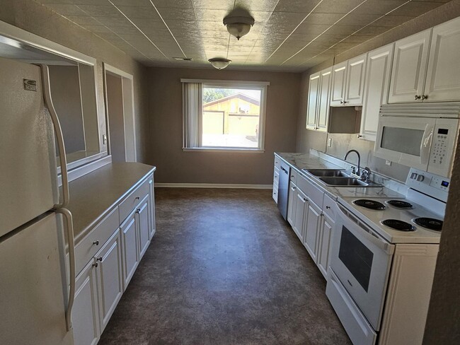 Building Photo - Two Bedroom/One Bathroom Home with Garage