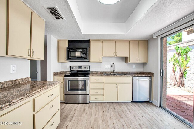 Foto del edificio - 6350 N 78th St