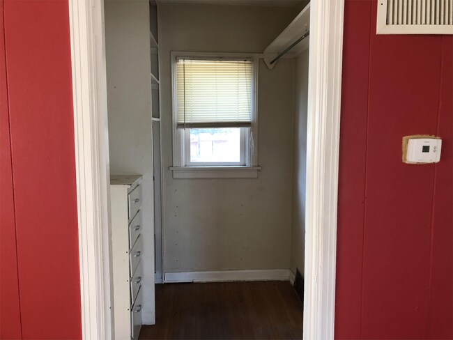 Building Photo - 1707 E Lewis Cir