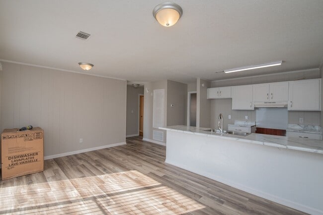 Building Photo - Updated 2 Bed/1 Bath Duplex Available for Rent Now!