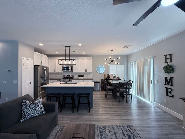 Foto del edificio - Corner Lot Charm! Renovated 3-Bedroom with...