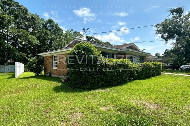 Building Photo - **NO DEPOSIT** Quaint 3 Bedroom 1 Bathroom...