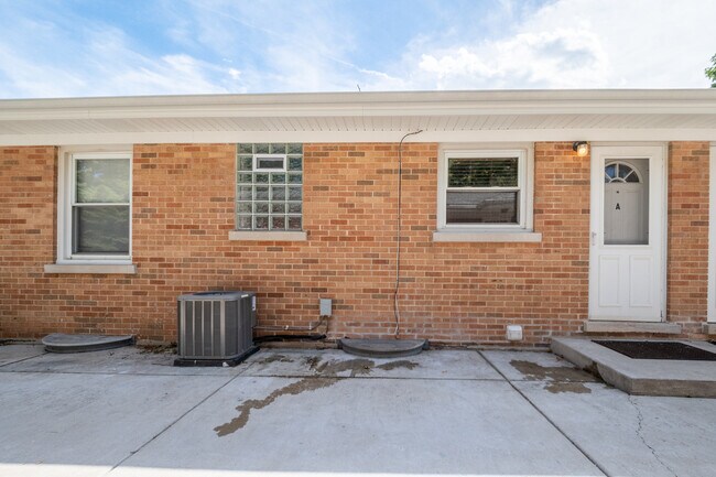 Building Photo - 204 S Chase Ave