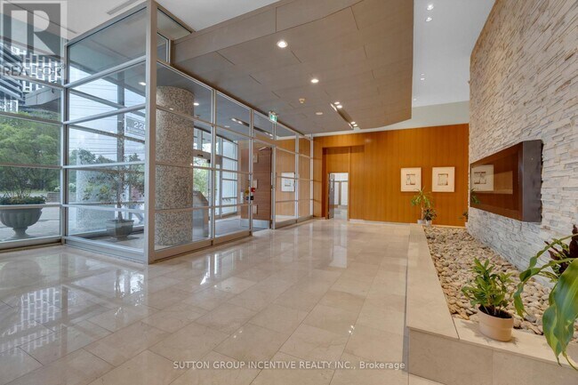Photo du bâtiment - 220-2220 Burnhamthorpe Rd W
