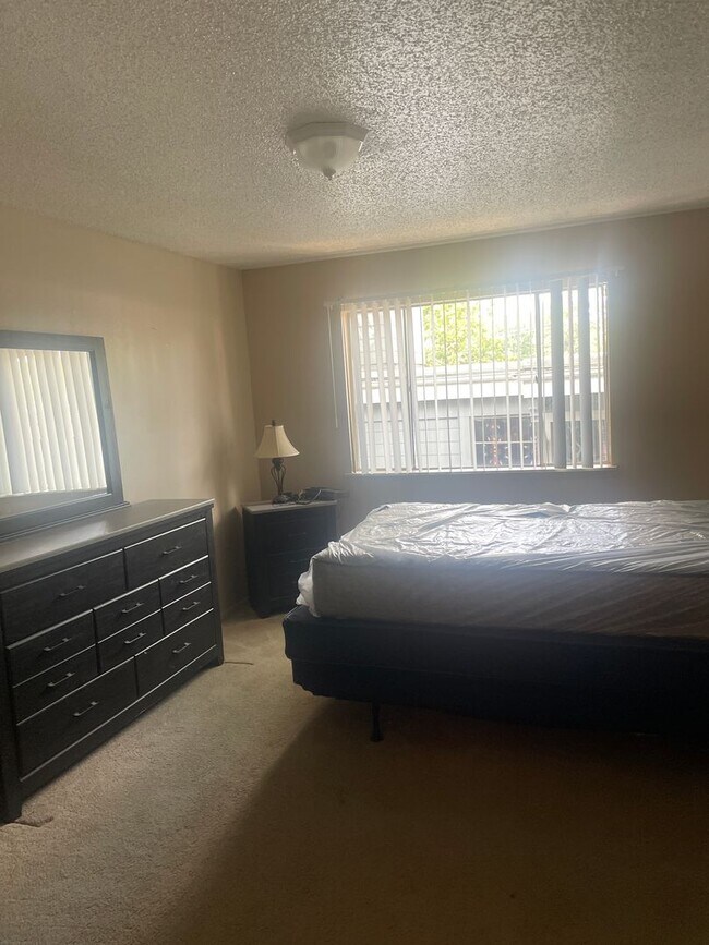 Foto del edificio - 2413 E 55th Pl