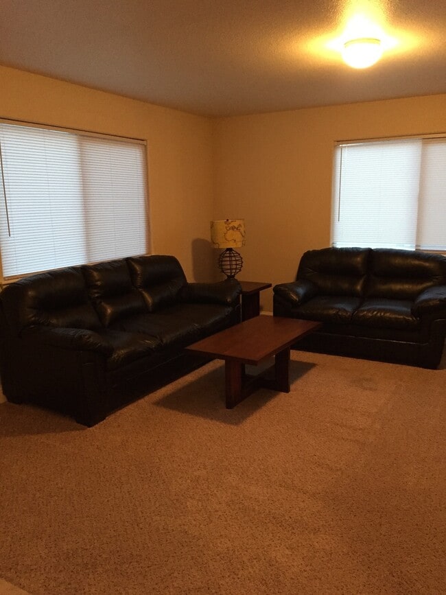 Building Photo - 3 BEDROOM, 2.5 BATHROOM SADDLE RIDGE TWIN HOME WITH 2 CAR ATTACHED GARAGE