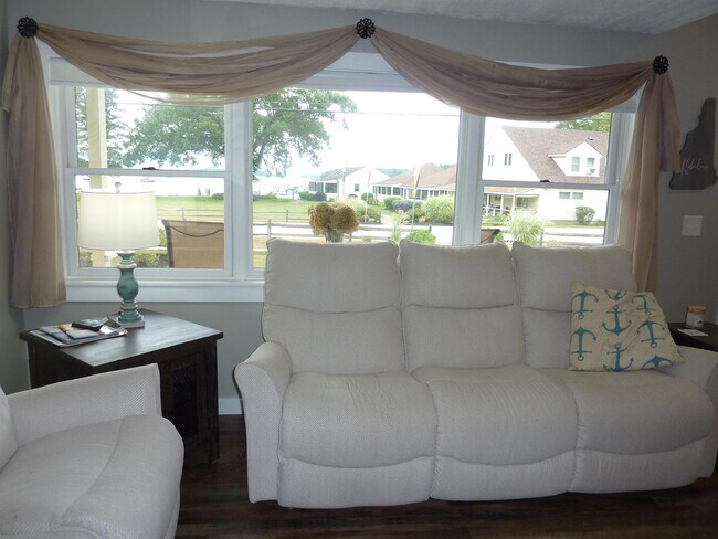 Foto del edificio - 136 Weirs Rd