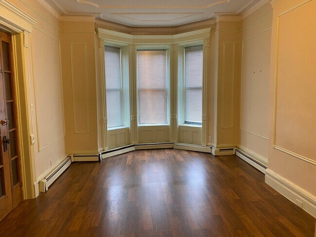 Building Photo - 450 56th St