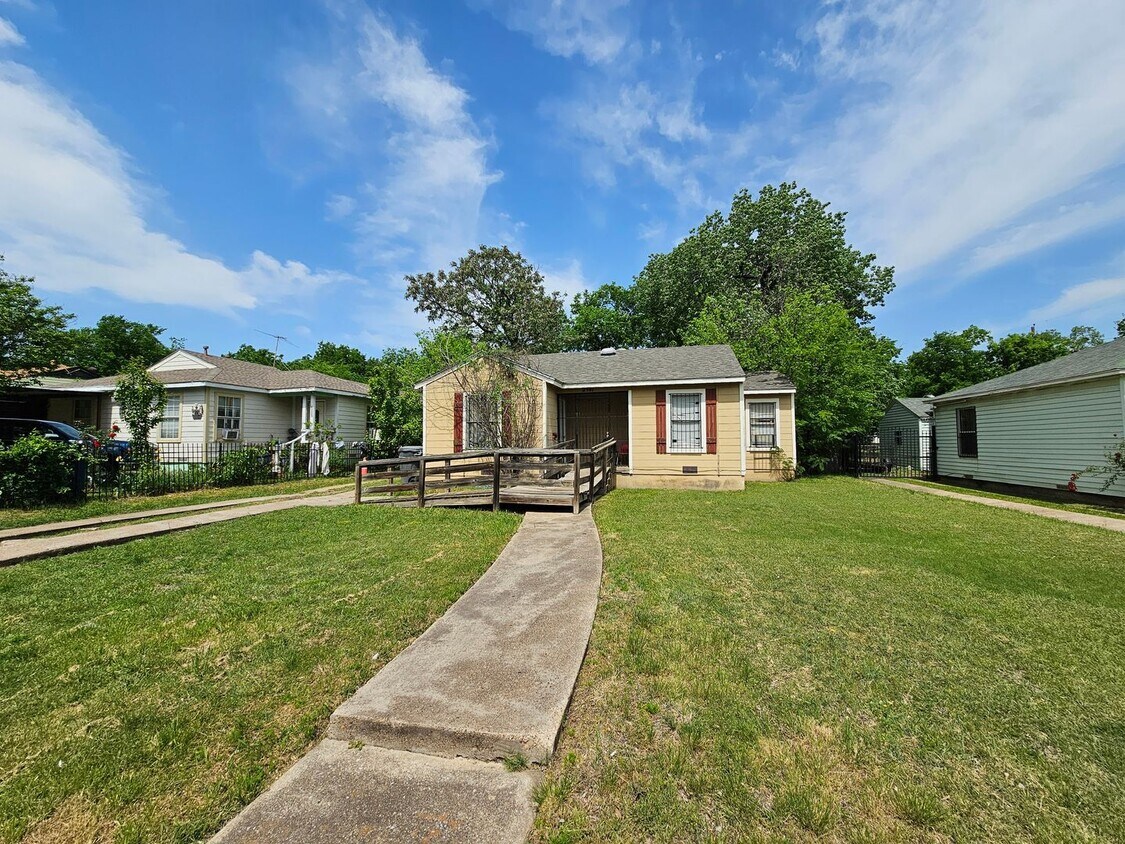 Primary Photo - INVESTOR SPECIAL – PRIME LOCATION! FOR SAL...