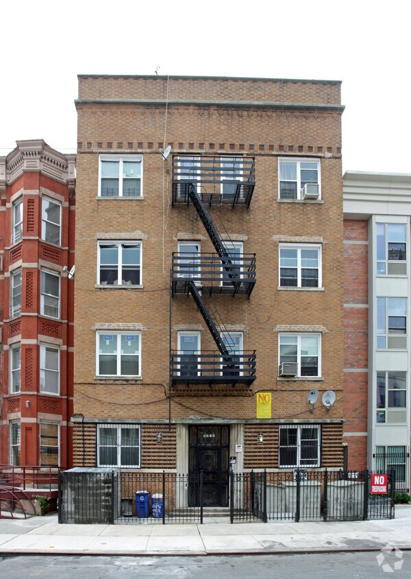 Foto del edificio - 1019-1021 Putnam Ave