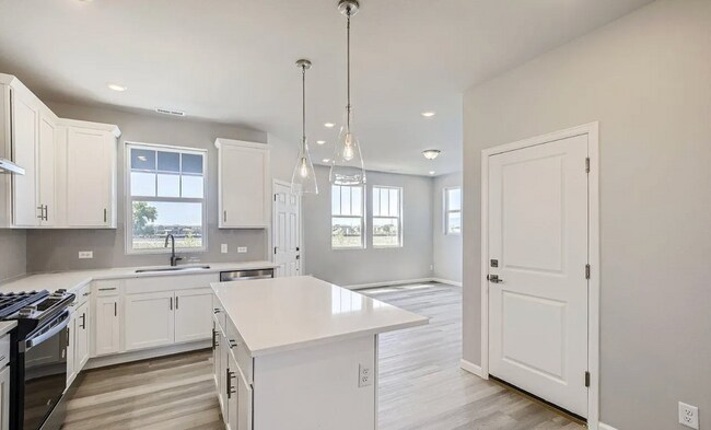 Foto del edificio - Stunning South-Facing Home with Mountain Views & Modern Finishes!