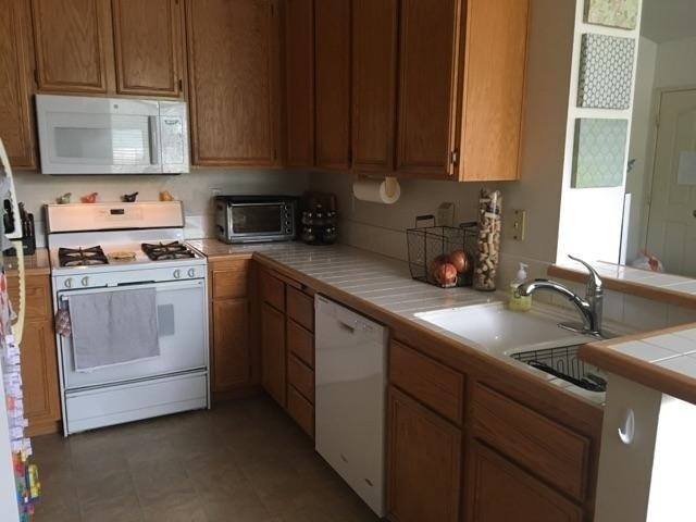 Building Photo - Great upper 2 Bedroom 2 Bathroom In Foothi...