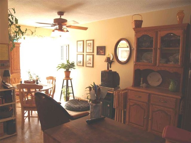 Dining Area - 433 S Main St