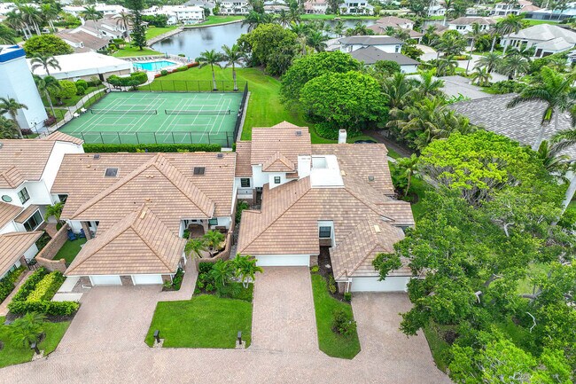 Foto del edificio - 571 Park Shore Dr