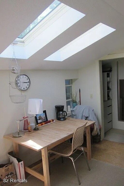 Foto del edificio - Charming Studio Furnished Unit - Cozy 400 Sq Ft Home with Full Bath!"