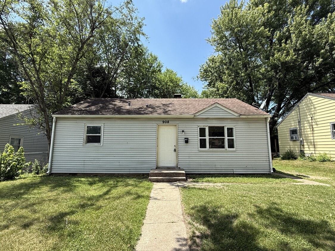 Primary Photo - 908 N Sunset Ave