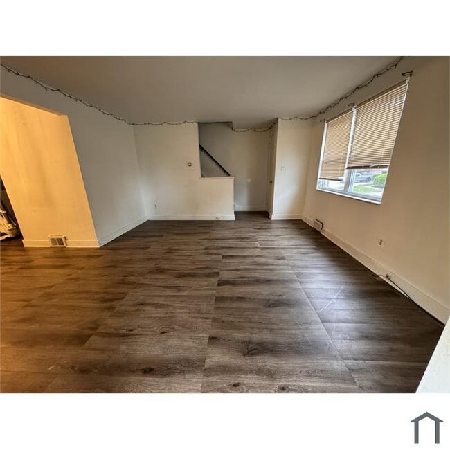 Livingroom - 816 Killarney Dr