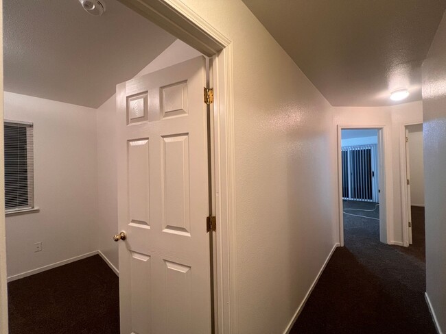 Building Photo - 3 bedroom 2 Bath Fernley Home with 2 car g...