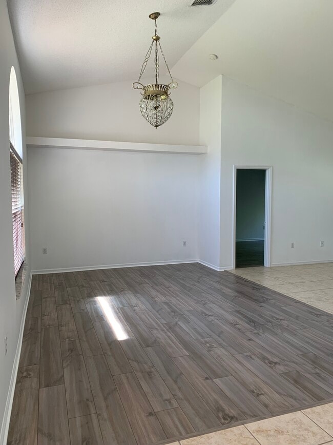 Building Photo - 231 Shady Oak Loop