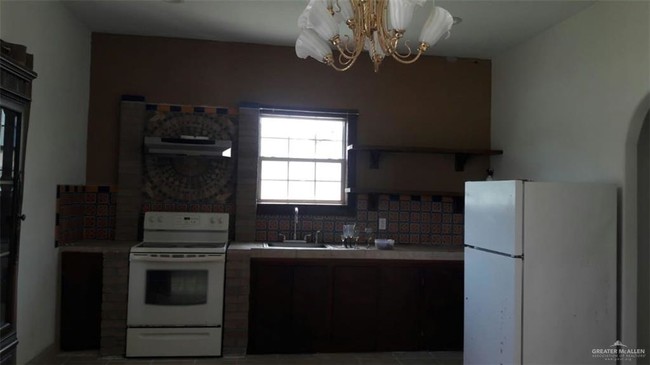 Building Photo - 1420 El Camino Dr