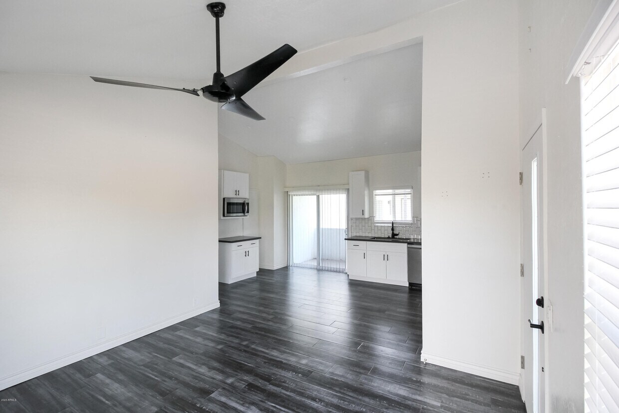 Primary Photo - 3111 E Clarendon Ave