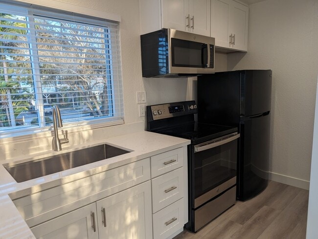 Building Photo - 252 Melrose Ave