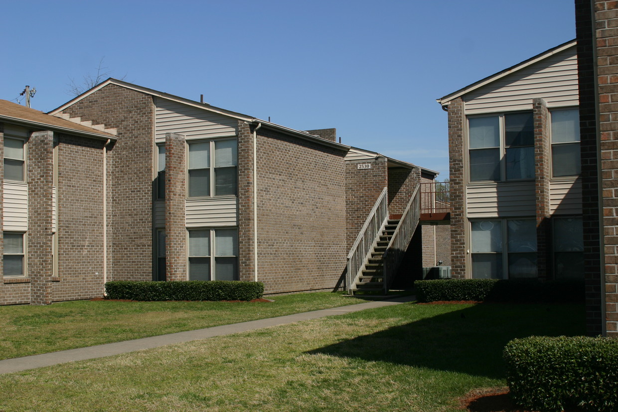 Primary Photo - Cross Creek Apartments