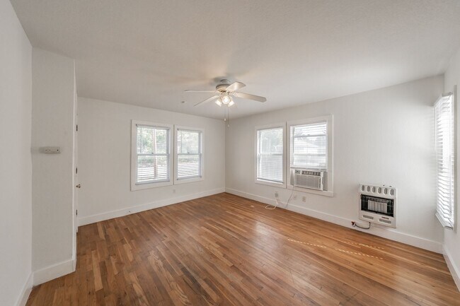 Foto del edificio - Efficiency apartment in the Historical Fairmount District!