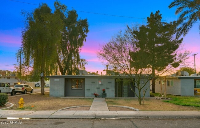 Building Photo - 908 S Mariana St