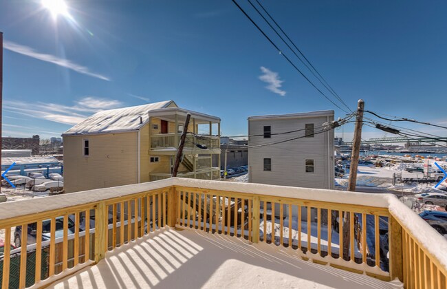 Building Photo - 360 Meridian St