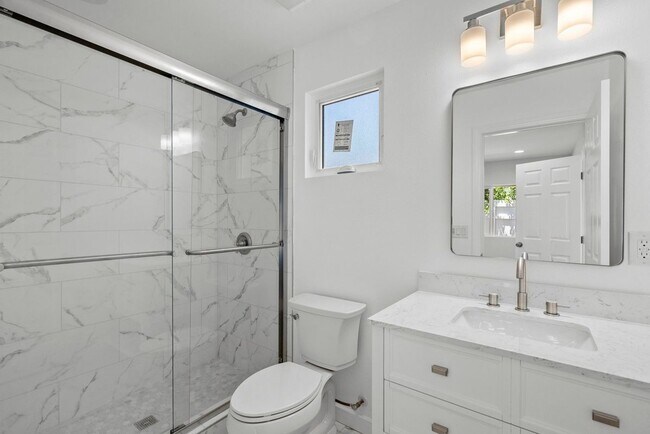 Foto del edificio - 1745 1/2 West 39th Street