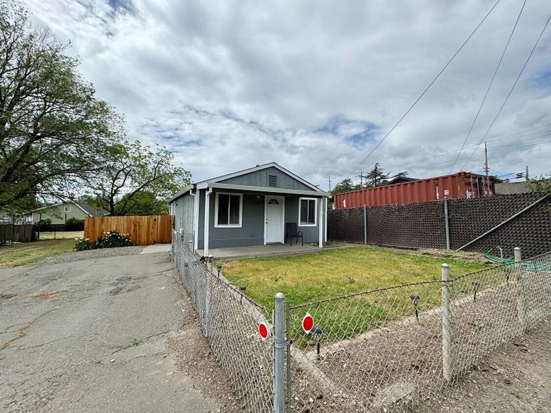 Primary Photo - Little Street, 1005-1015
