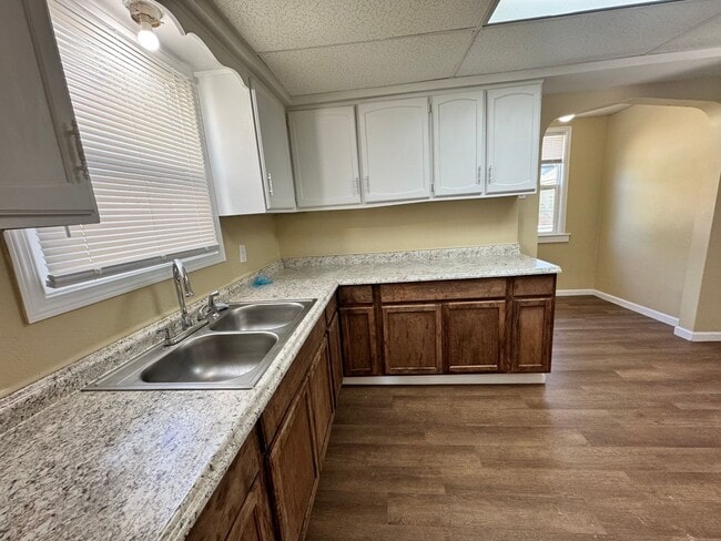 Building Photo - 3 Bedroom House