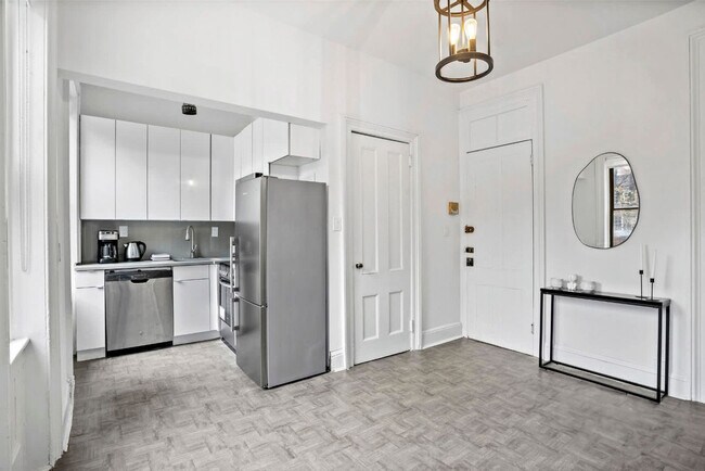 Building Photo - 257 W 19th St