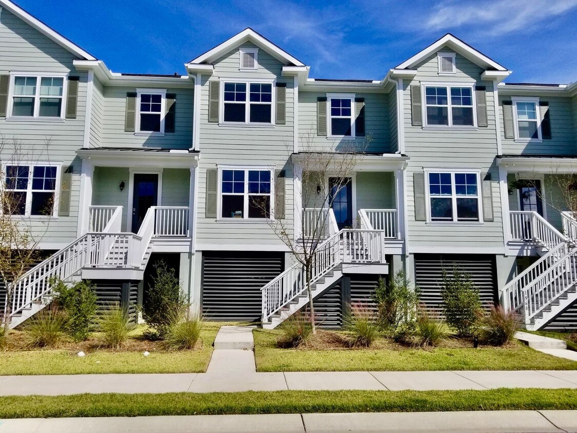 Foto principal - Gorgeous Oyster Point Townhome With Pond V...