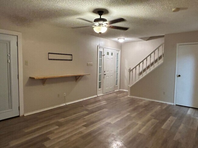 Building Photo - Charming 2 Bed, 1.5 Bath Townhouse in Lafayette!